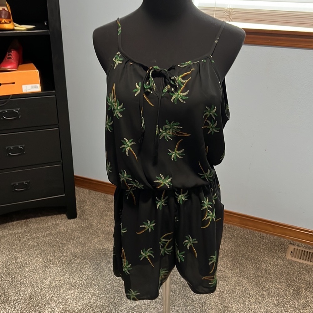As U Wish Halter Palm Tree Print Shorts, Romper Black size M has pockets